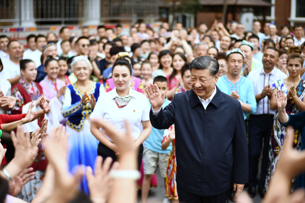 2022年7月13日，習近平在新疆維吾爾自治區烏魯木齊市天山區固原巷社區考察時，向各族群眾揮手致意。新華社記者 燕雁 攝