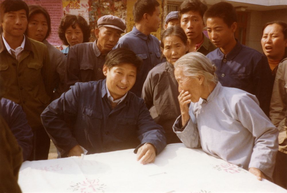 這是1983年，時任河北省正定縣委書記的習近平，臨時在大街上擺桌子聽取老百姓意見。新華社發