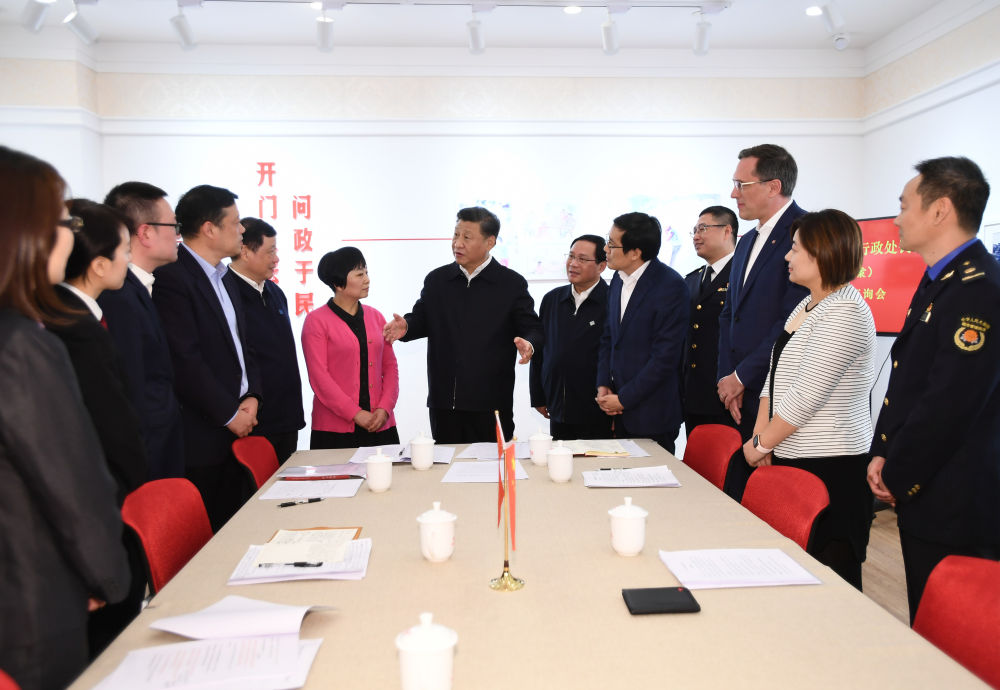 2019年11月2日，習近平在上海市長寧區虹橋街道古北市民中心，同參加法律草案意見建議征詢會的中外居民親切交談，詳細詢問法律草案的意見征集工作情況。新華社記者 謝環馳 攝